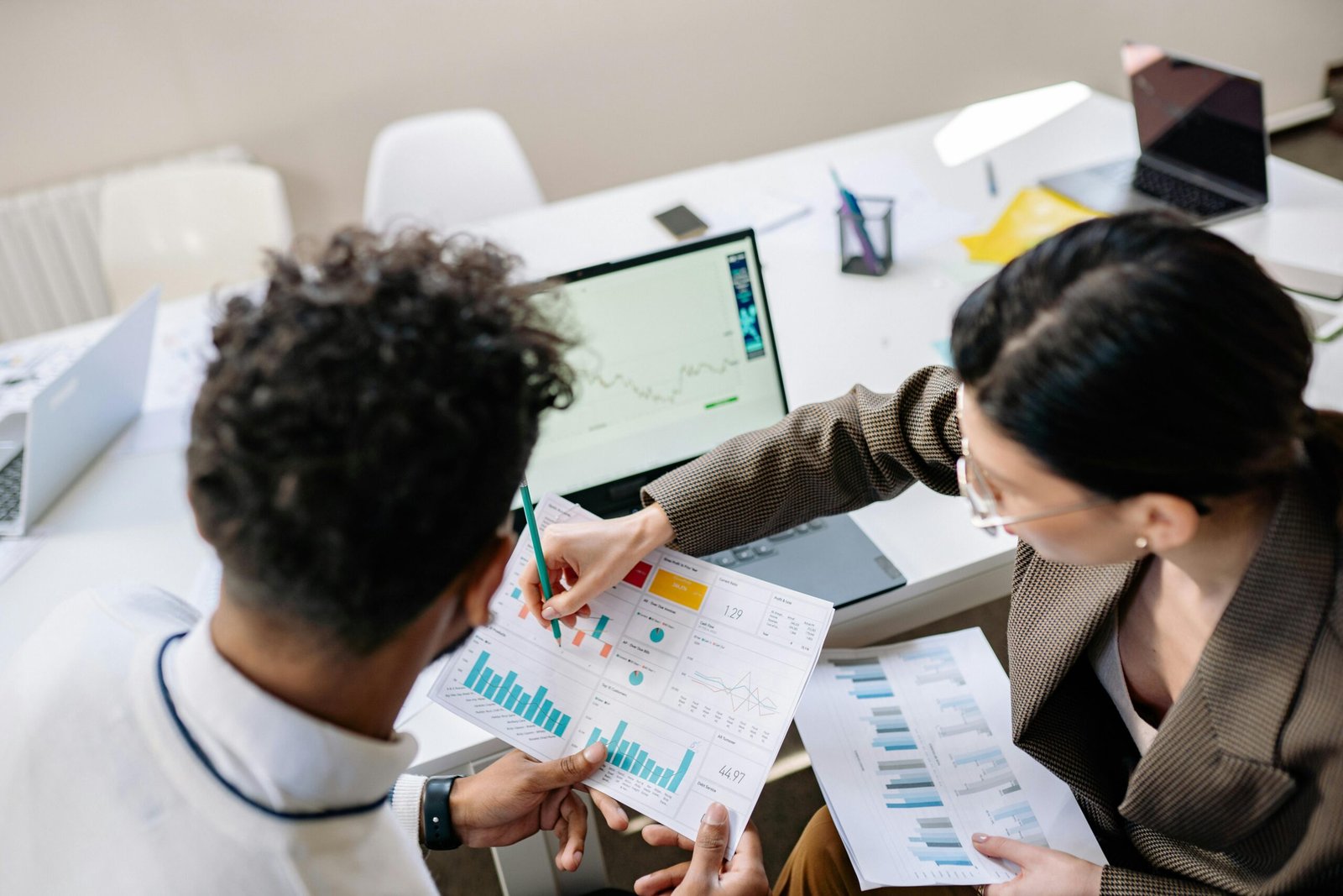 Profesionales trabajando en un entorno de administración y gestión de empresas en Irlanda