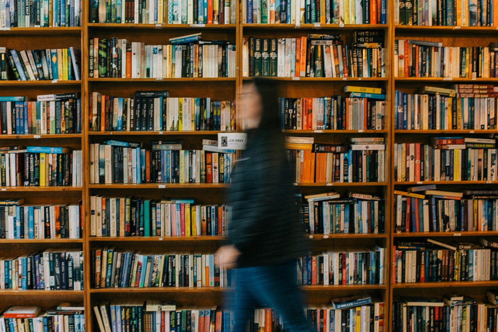 Estudiante de Formación Profesional consultando material en la biblioteca de un college en Irlanda