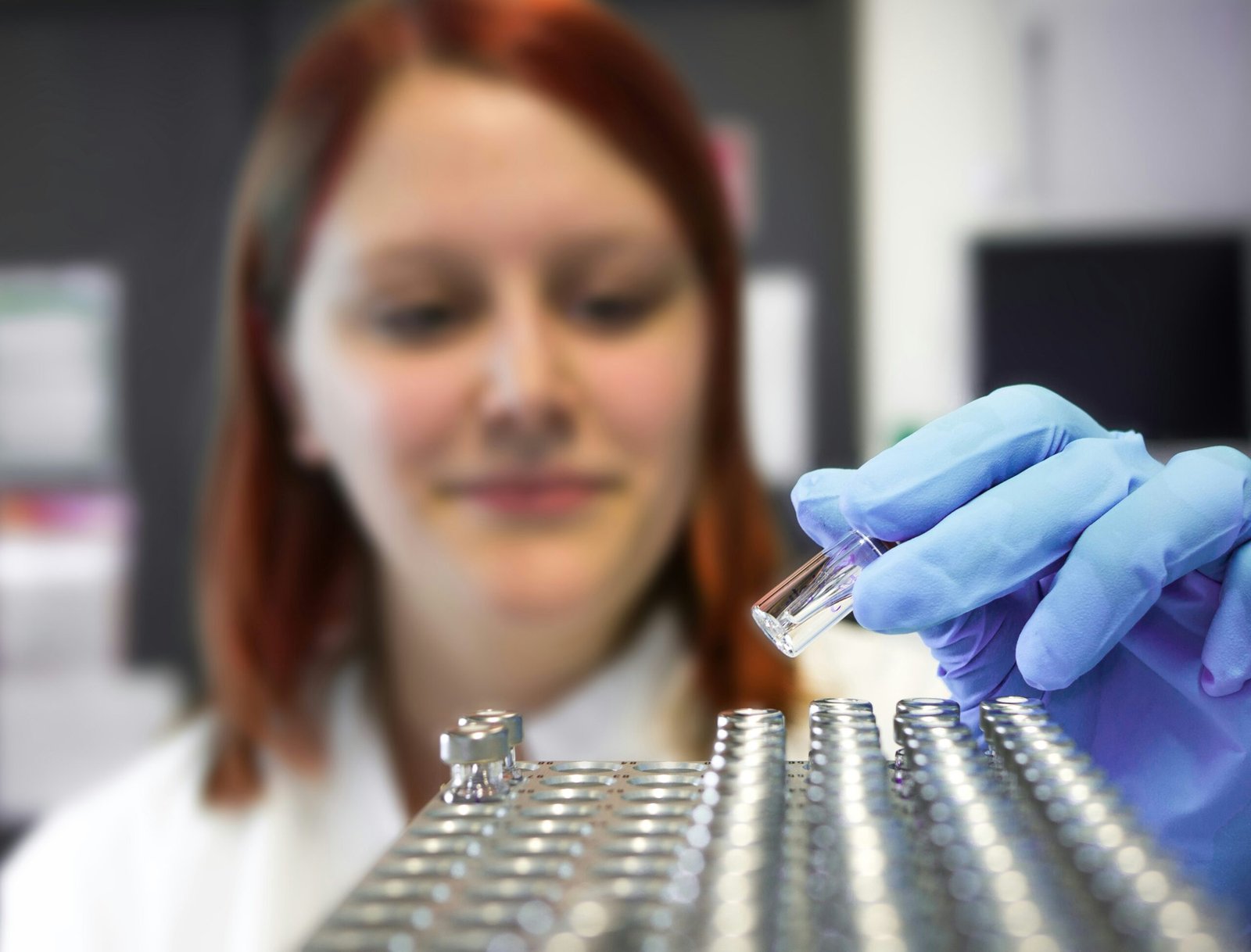 Técnico de laboratorio trabajando con muestras y equipos en un entorno biofarmacéutico en Irlanda