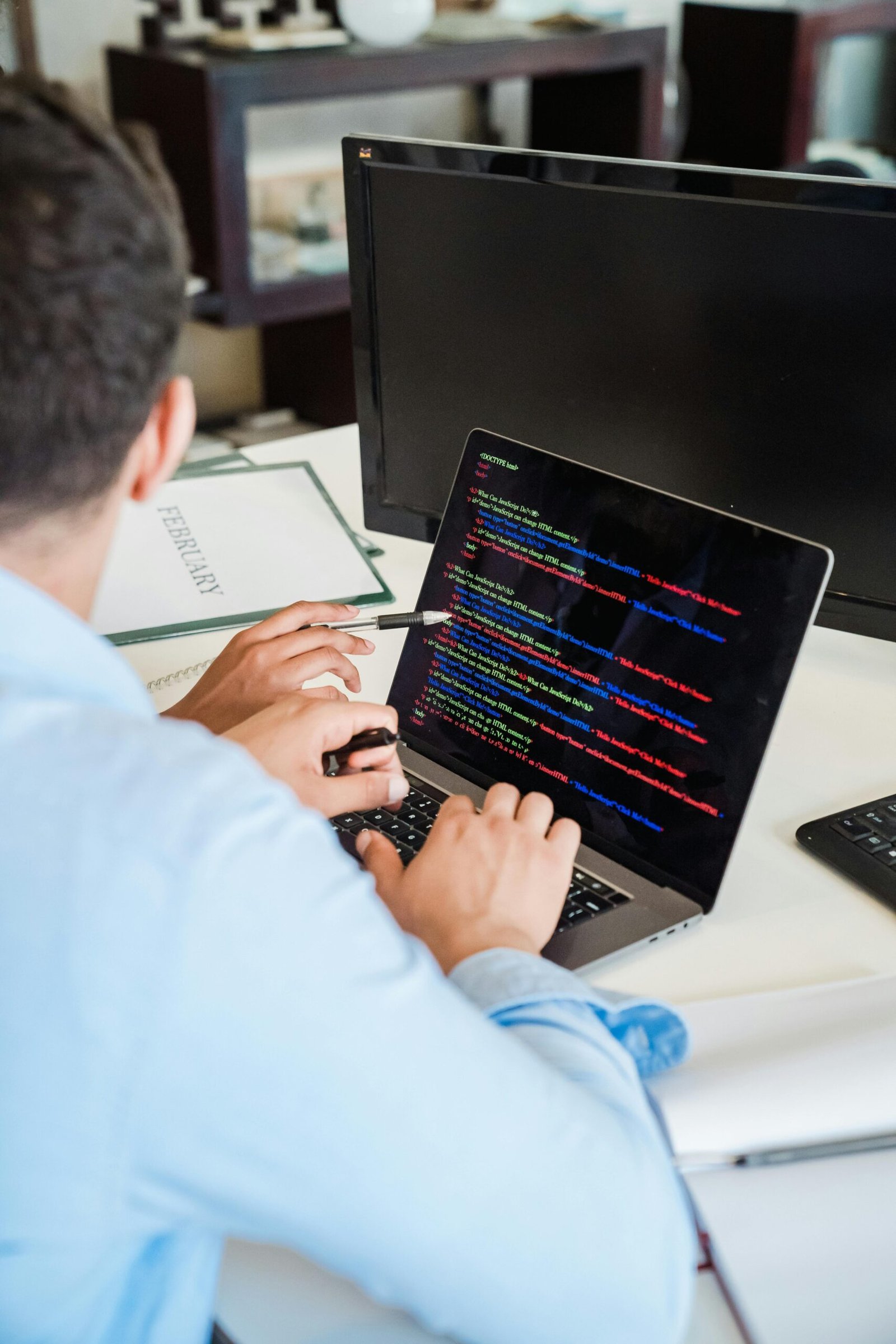Estudiante de FP de Informática programando en un aula tecnológica en Irlanda