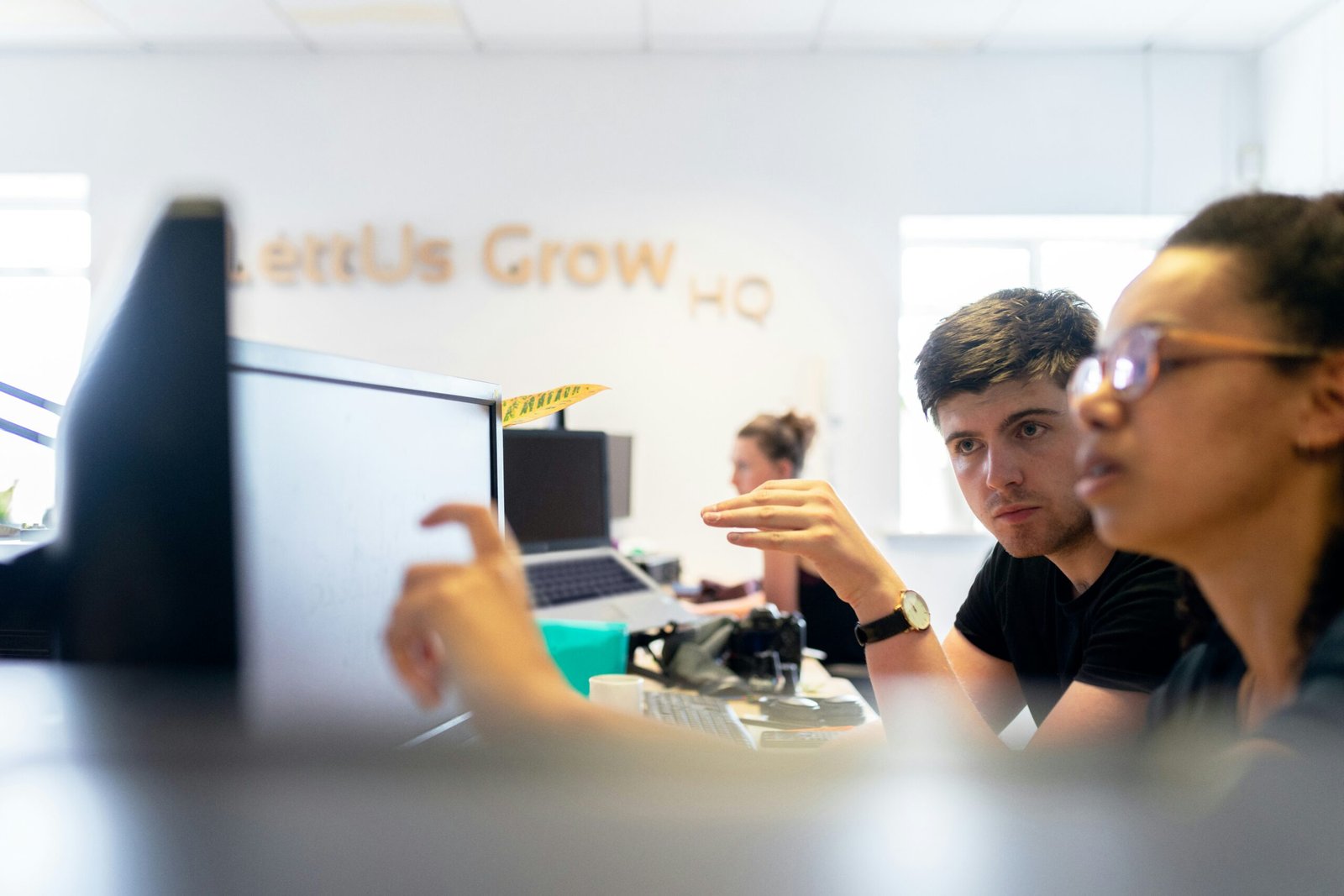 Equipo internacional trabajando en un entorno de tecnología y desarrollo en Irlanda