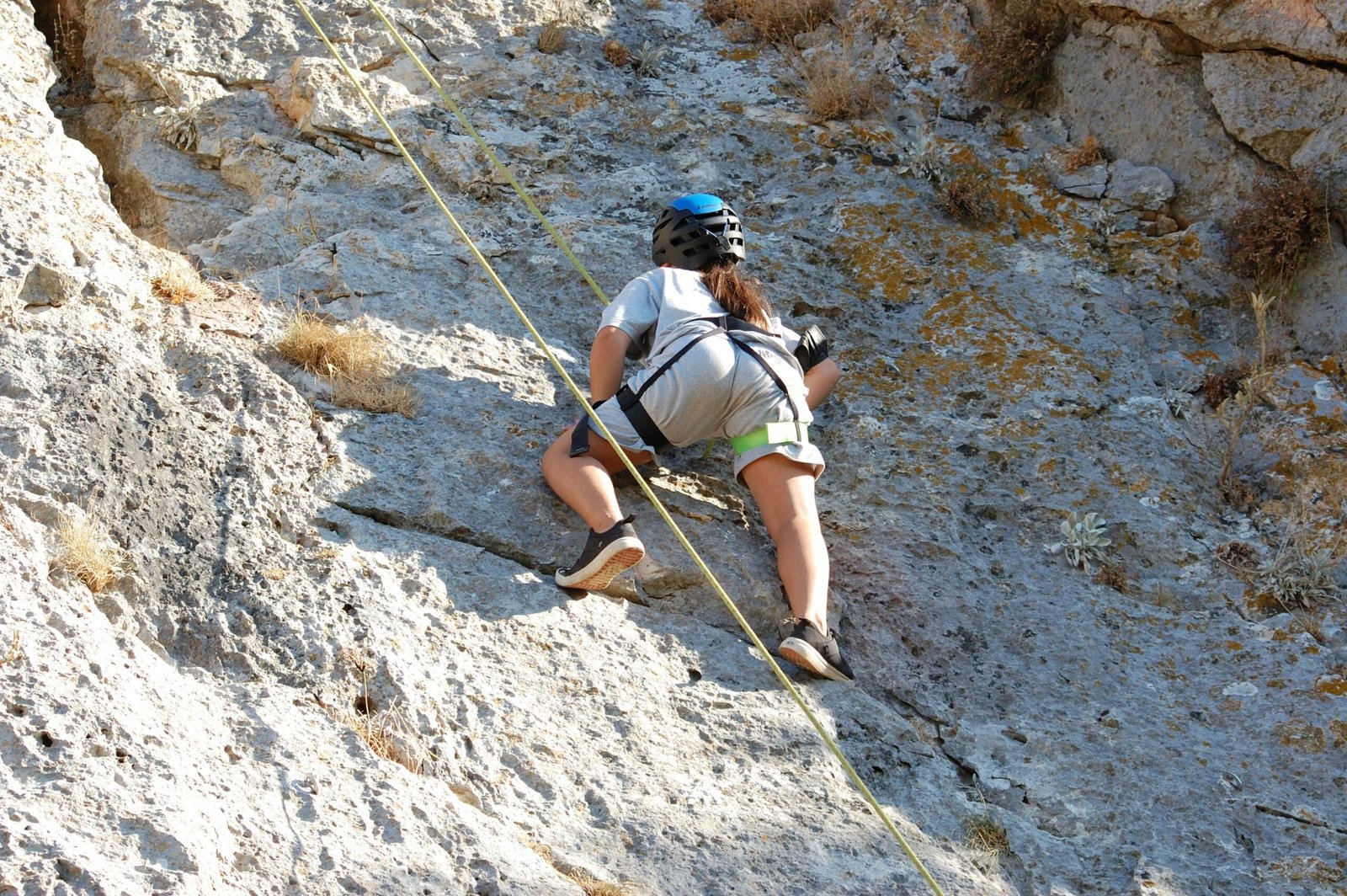 Estudiante practicando escalada outdoor durante una formación de adventure activities en Irlanda