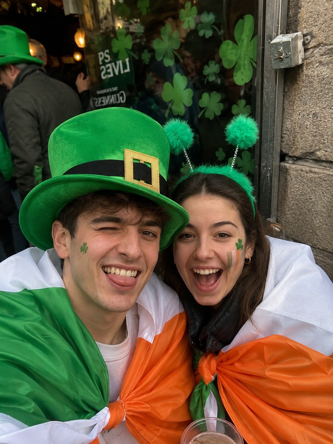 Estudiantes españoles de FP celebrando el Día de San Patricio durante su año en Irlanda con MUNDI FP